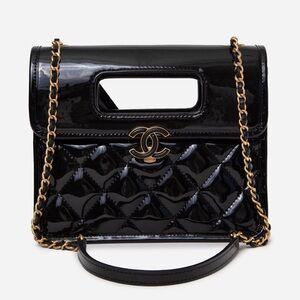 Pre-Owned Chanel 2023 Graphic Catch Flap Chain Bag